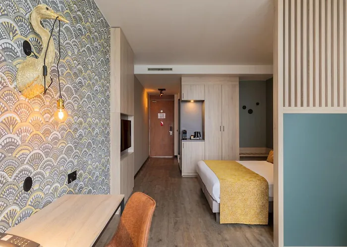 Отель Shanghai Holland 4*